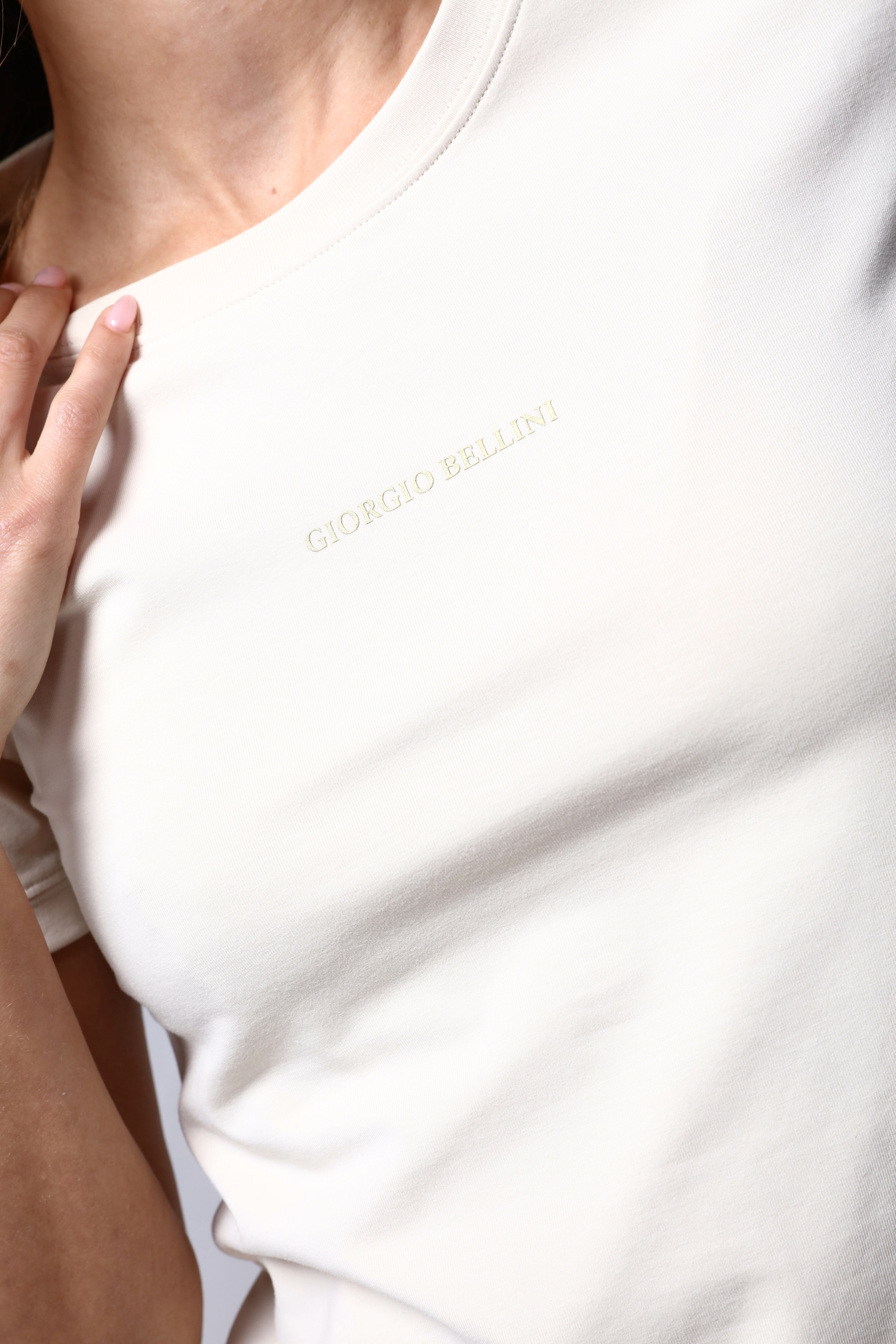 חולצת טי שירט GIORGIO BELLINI בצבע בז' לנשים