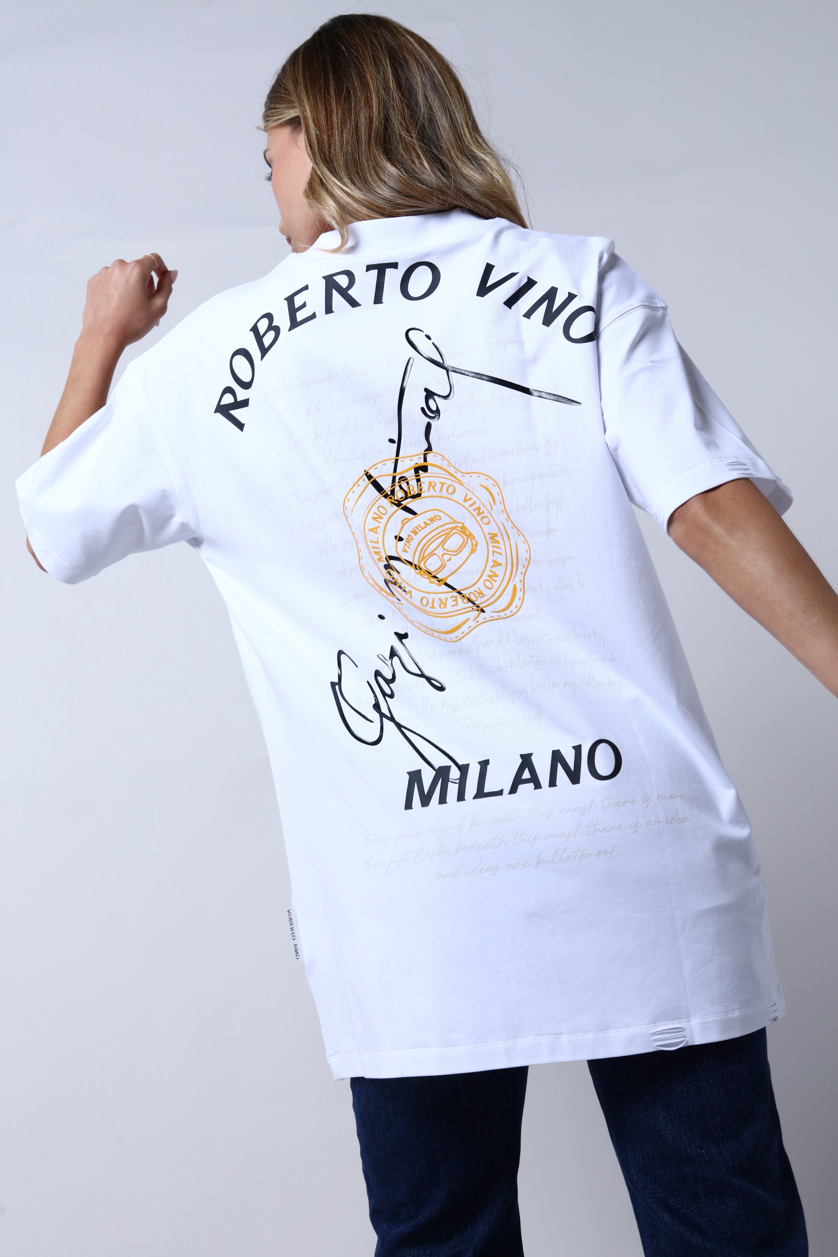 חולצת טי שירט ROBERTO VINO בצבע לבן לנשים