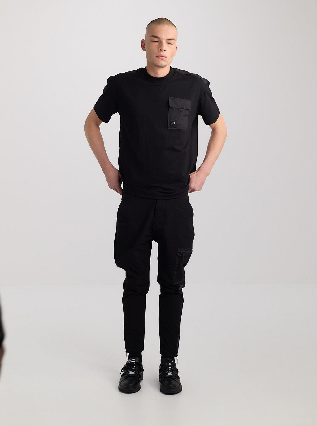 חולצה לגברים - T-SHIRT BLACK DOT - UTILITY POCKET DESIGN | Black Dot