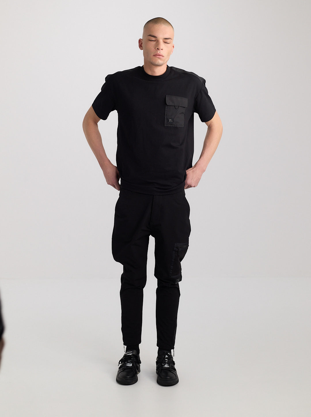 חולצה לגברים - T-SHIRT BLACK DOT - UTILITY POCKET DESIGN | Black Dot