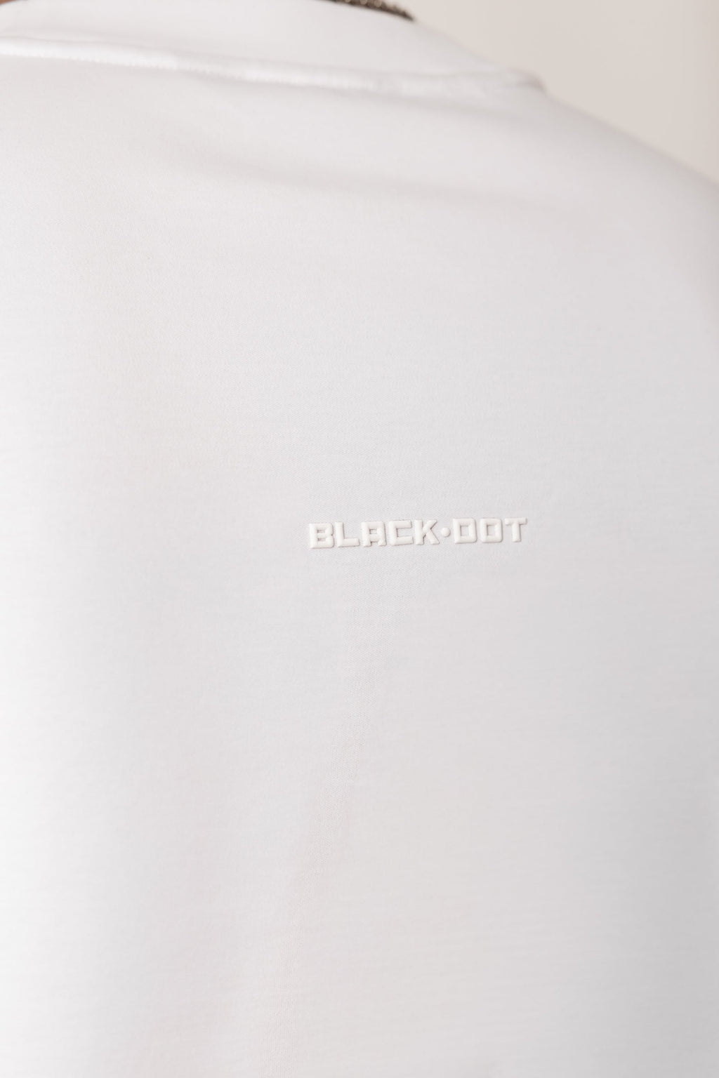 טישרט BLACK DOT - פאץ' מרובע
