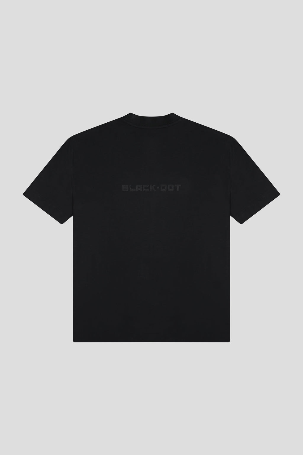 טישרט BLACK DOT - לוגו מינימלי