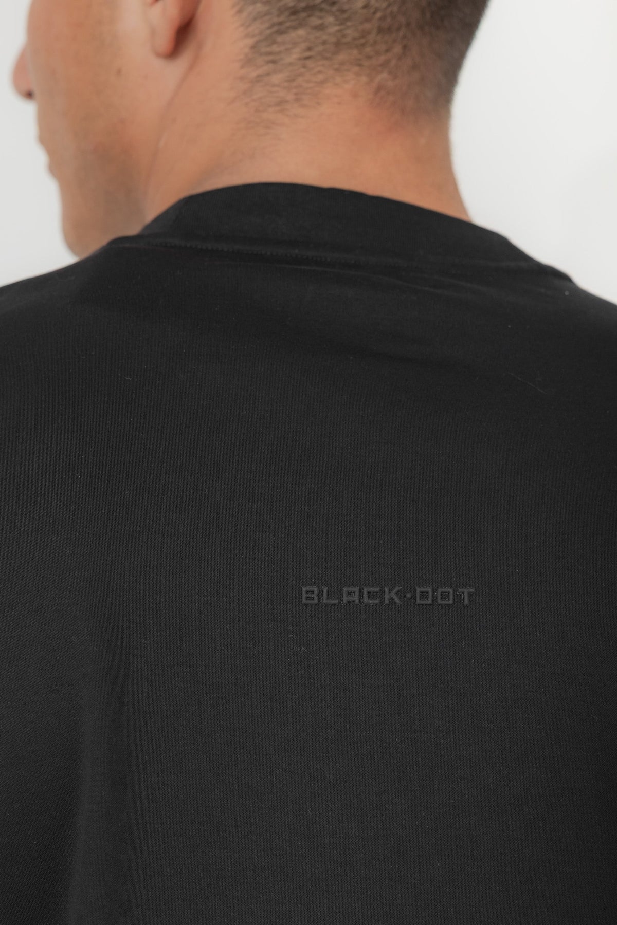טישרט BLACK DOT - פאץ' מרובע