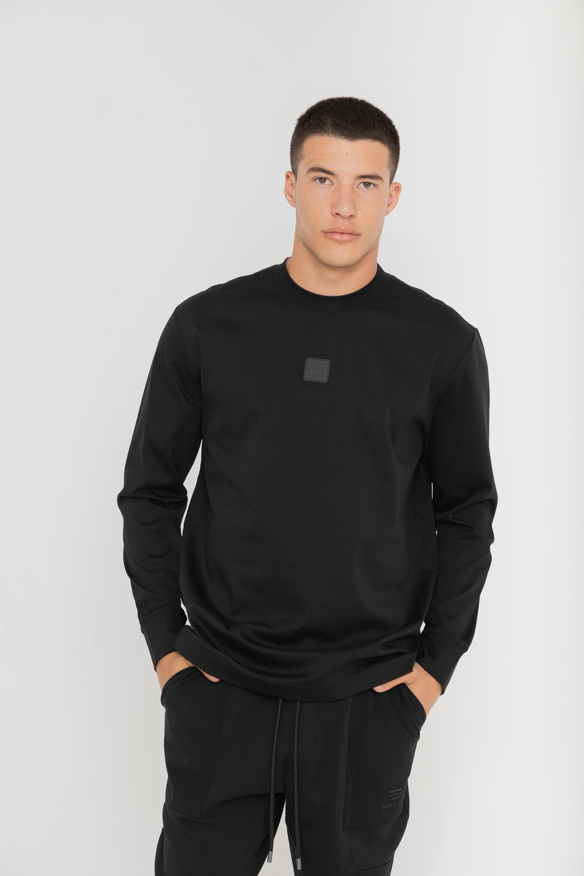 טישרט BLACK DOT - פאץ' מרובע
