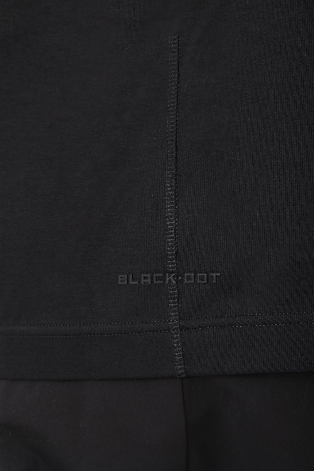 טישרט BLACK DOT - שרוול ארוך מיתוג אנכי