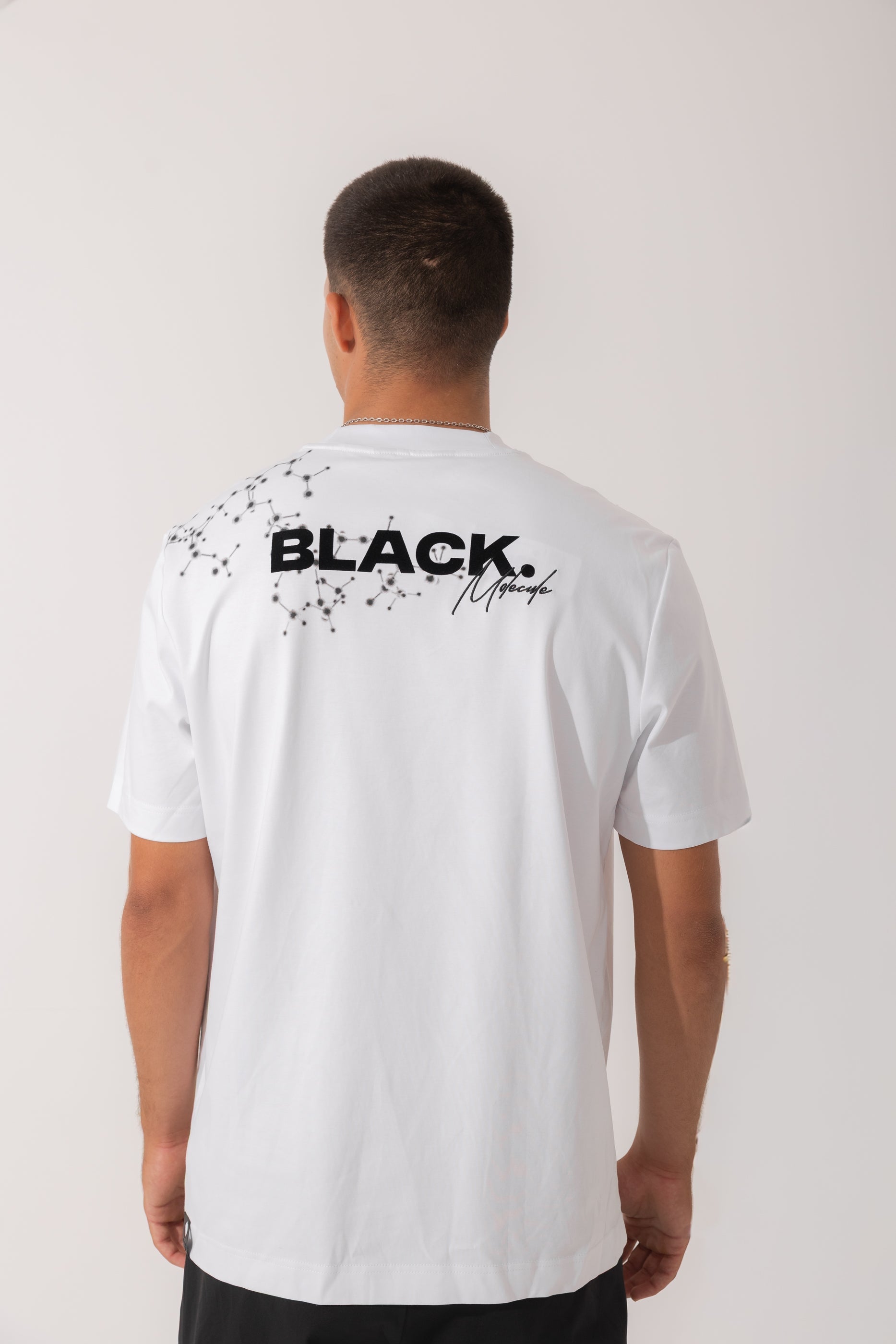 טישרט BLACK DOT - הצהרת לוגו