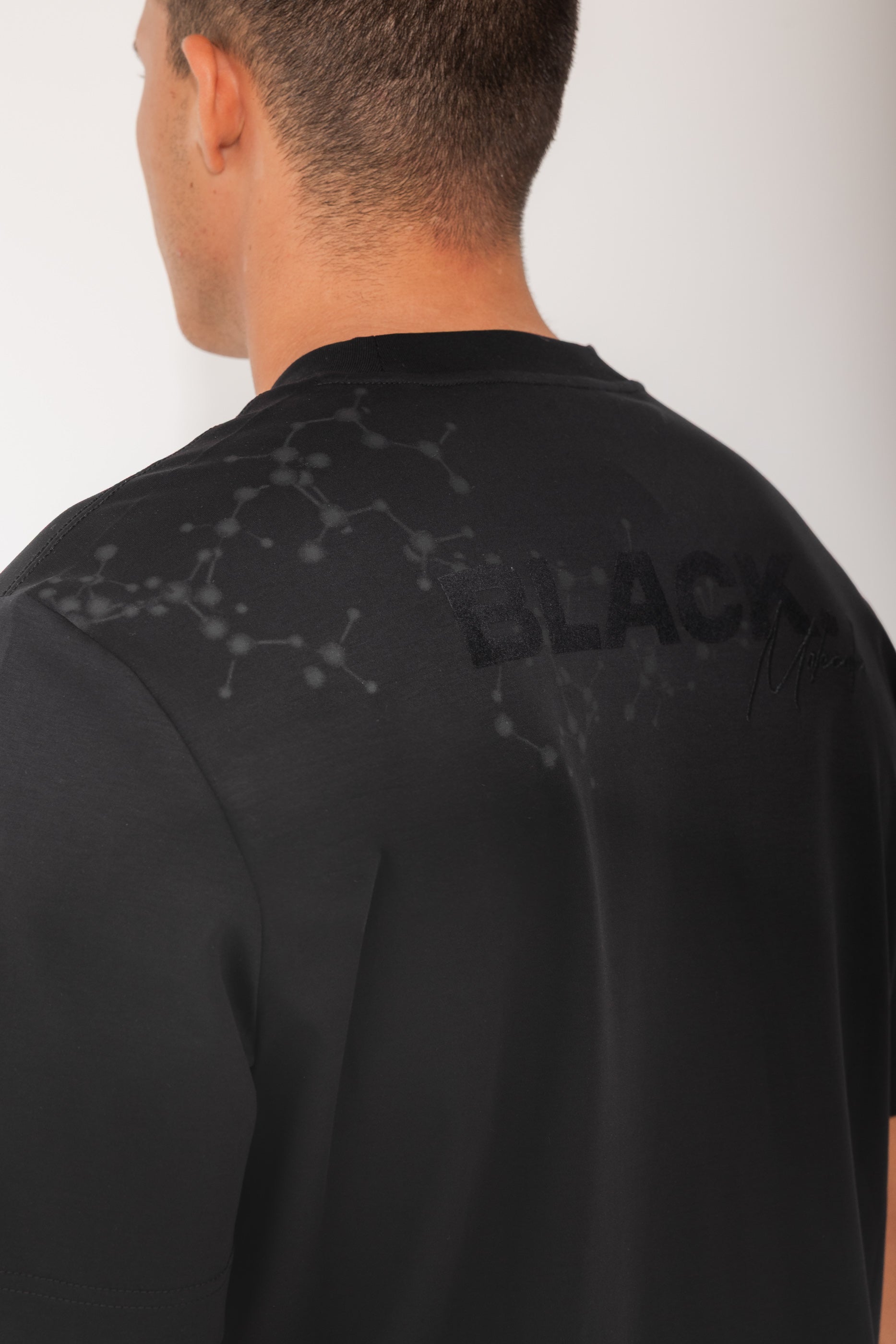 טישרט BLACK DOT עם לוגו בולט
